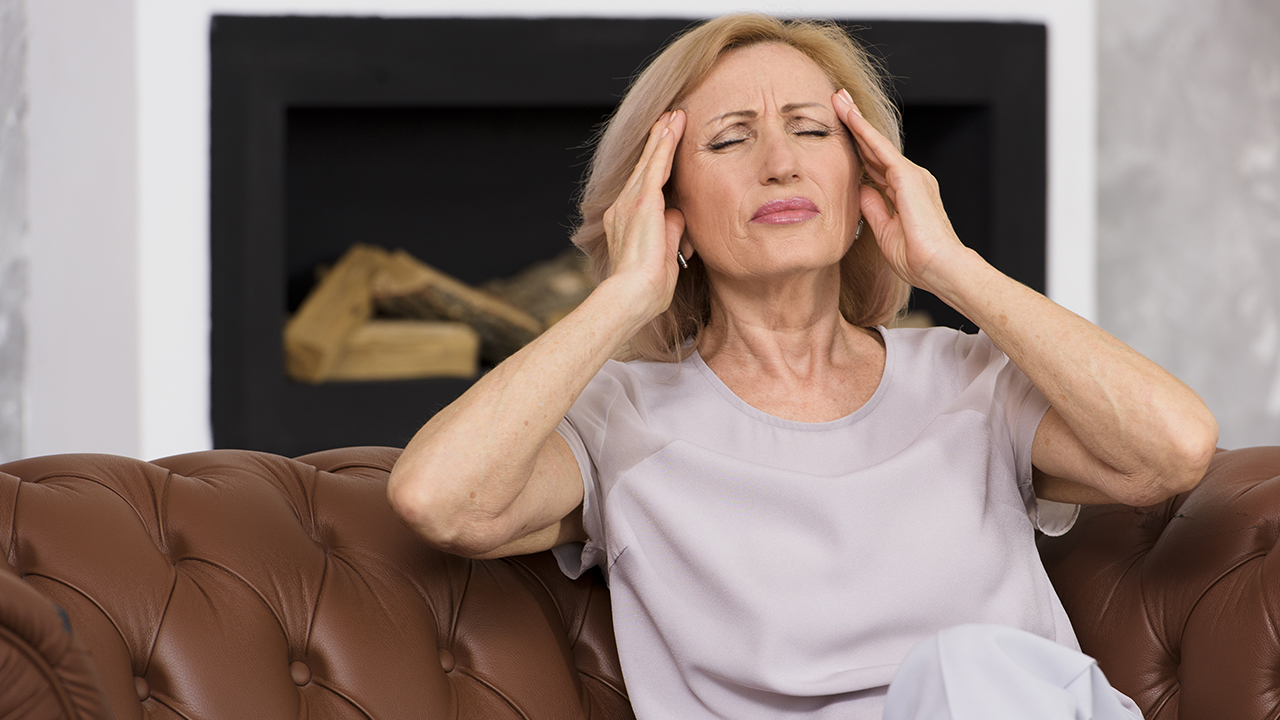 Mujer mayor con dolor de arteritis