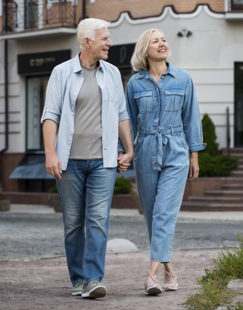 Pareja mayor caminando en la ciudad