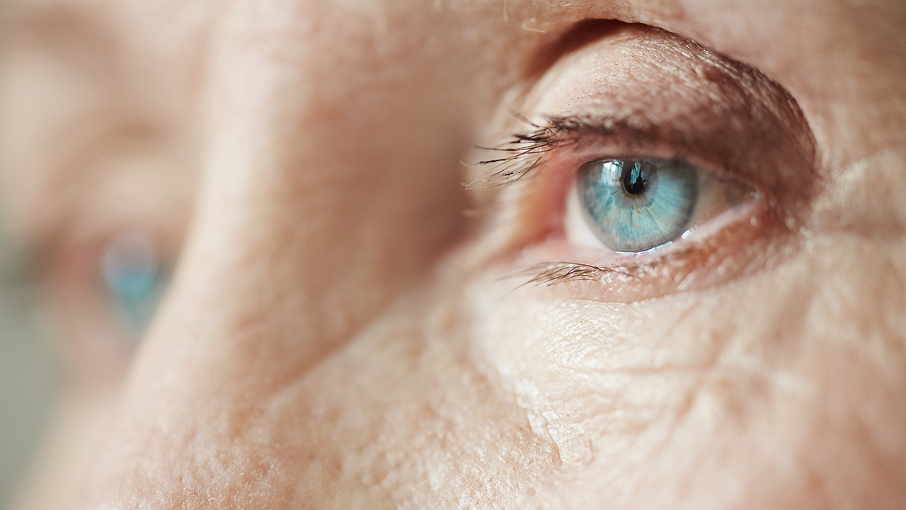 Ojos mayores cansados
