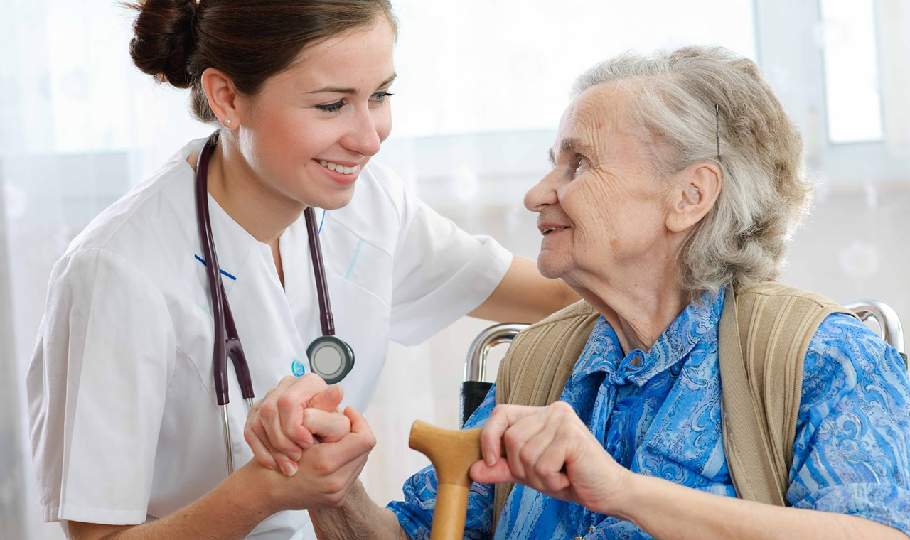 Mujer mayor con doctora