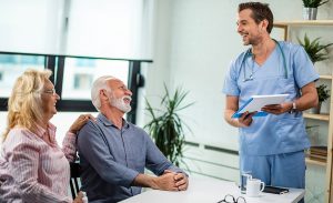 Pareja mayor consulta a doctor