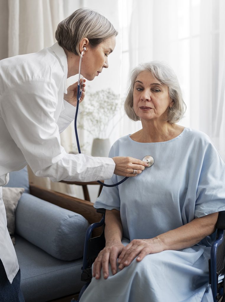 Mujer mayor en consulta médica