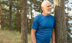 Hombre mayor pensativo por la andropausia