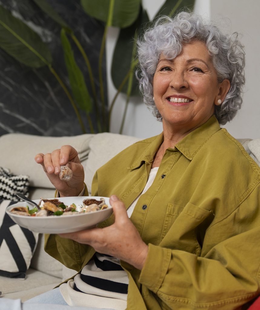 Mujer mayor comiendo legumbres