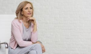 Mujer mayor pensativa por su menopausia