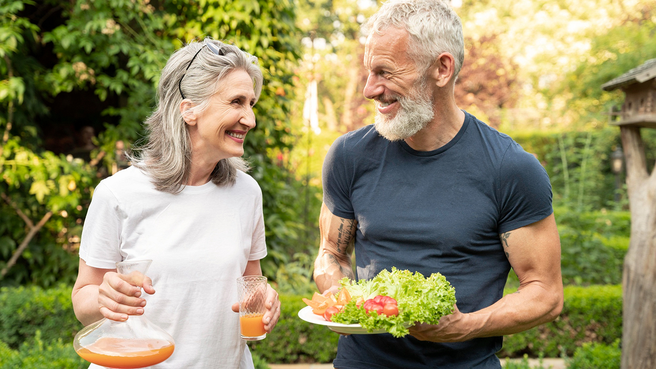Pareja mayor alimentándose saludablemente