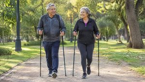 Adultos mayores en marcha nórdica con bastones